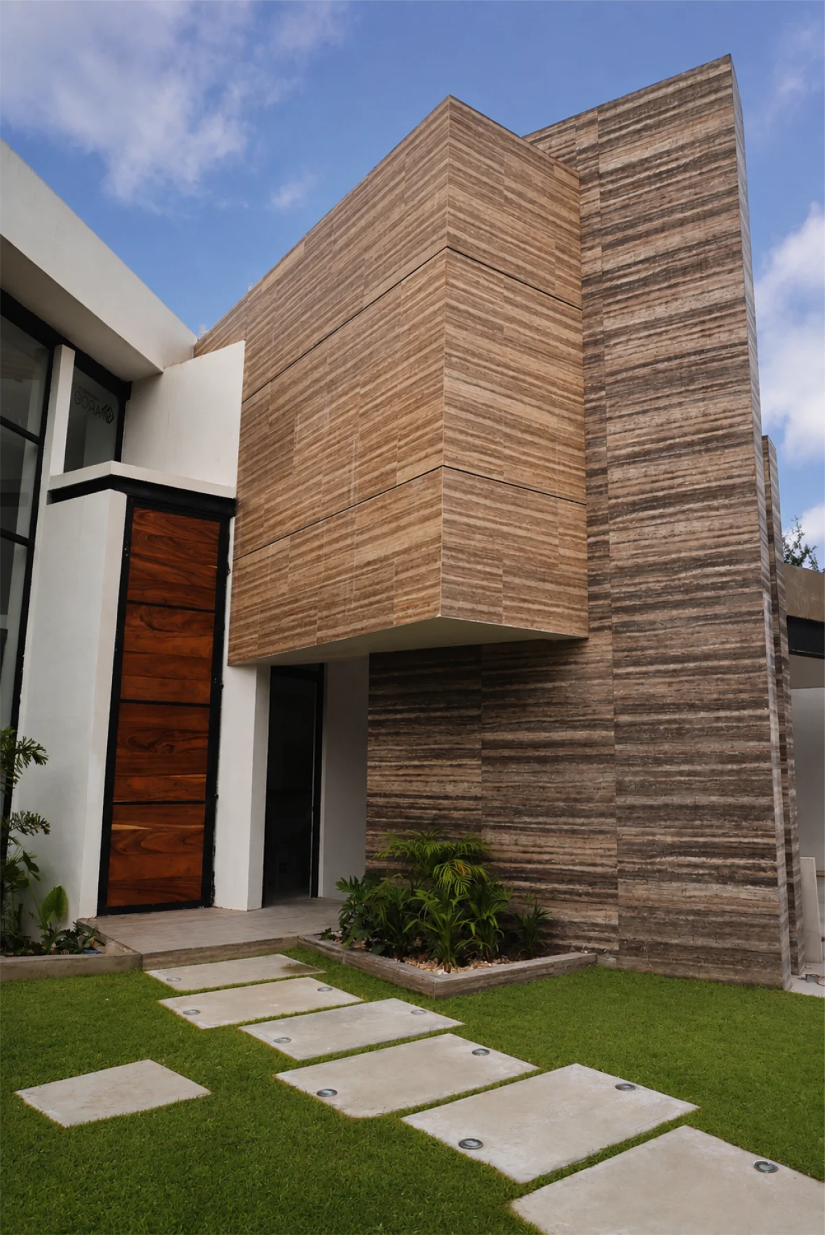 Fachada exterior con andadores y jardín Predio 3045