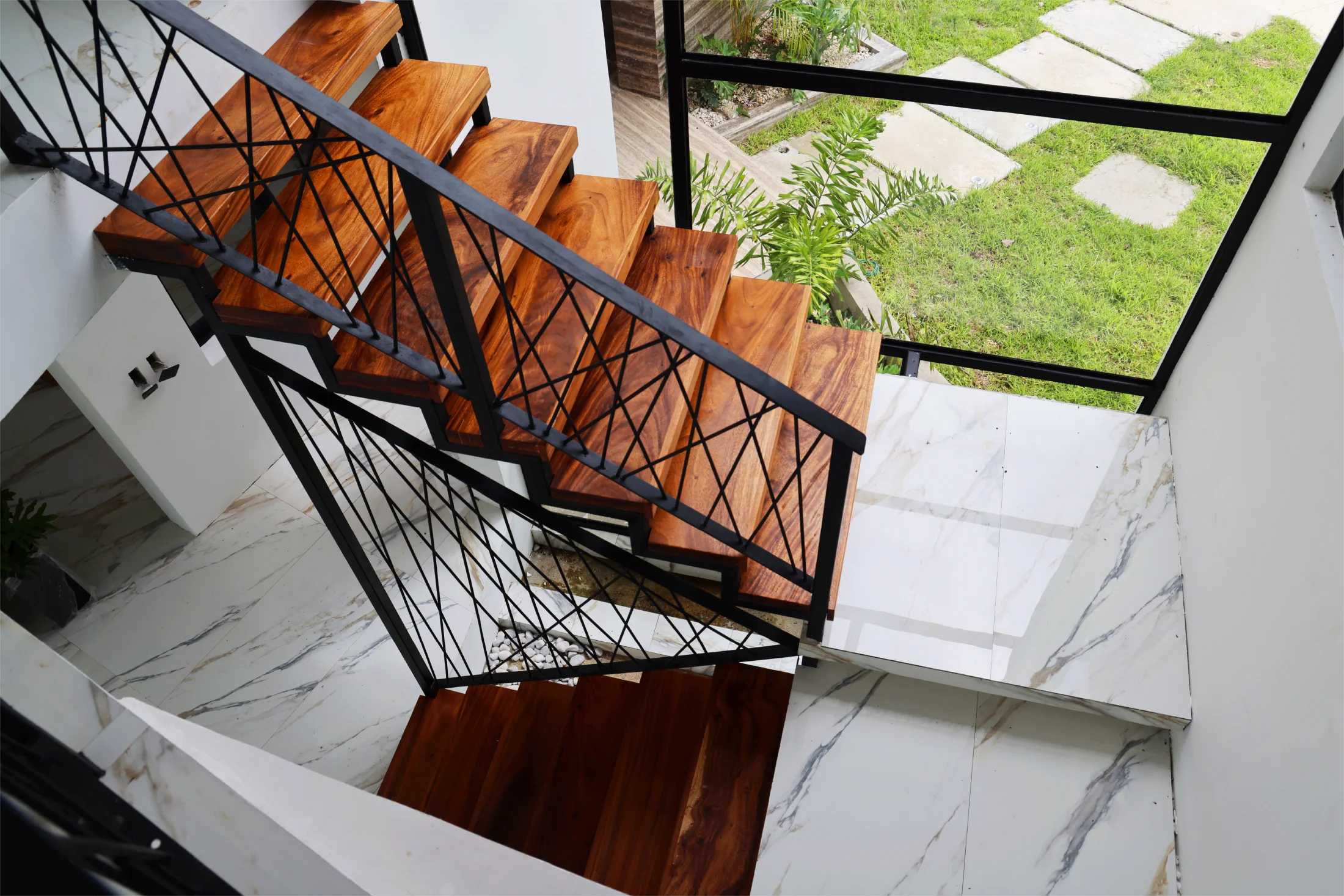Escalera interior y acabados en madera Predio 3045