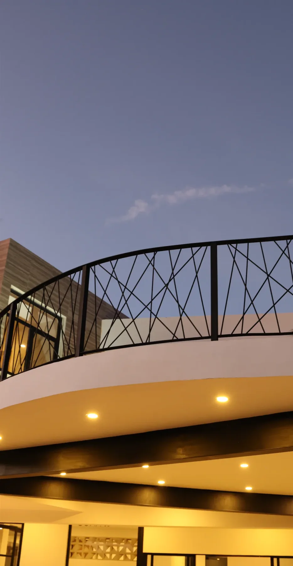 Balcón curvo con herrería artesanal