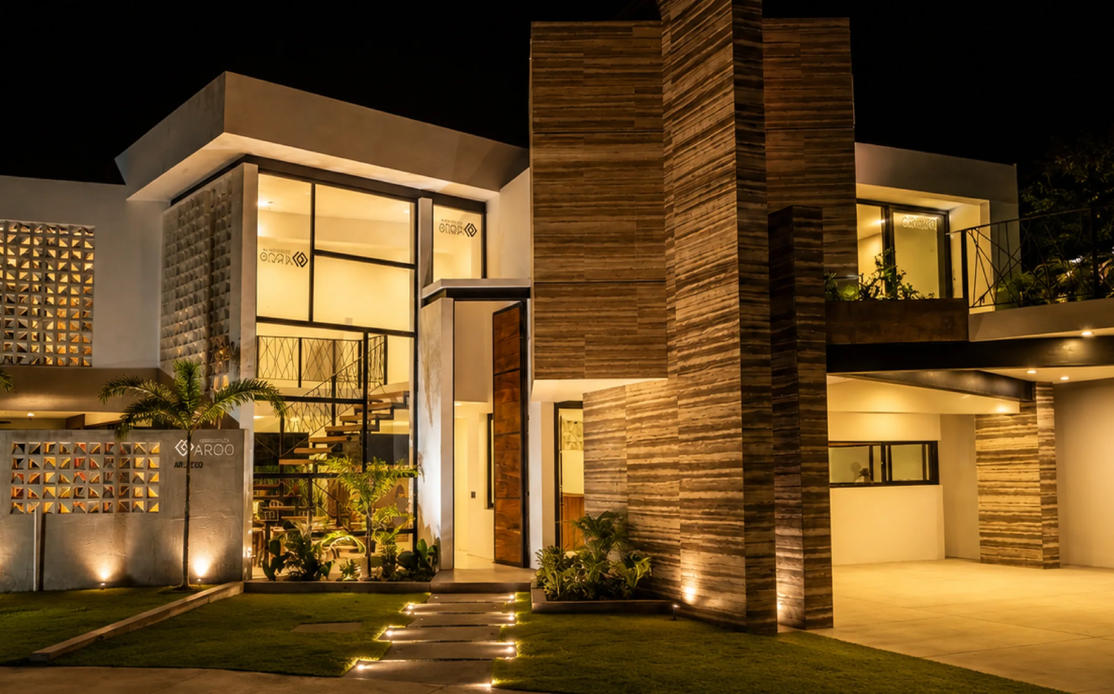 Fachada nocturna de la casa muestra Minmuebles Arco